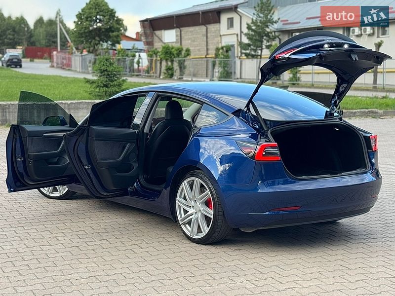 Седан Tesla Model 3 2023 в Ивано-Франковске