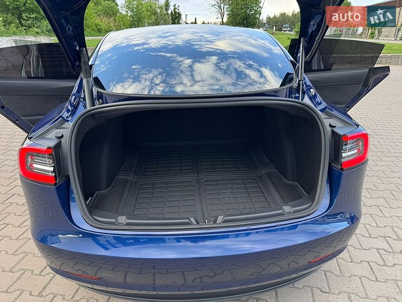 Седан Tesla Model 3 2023 в Ивано-Франковске