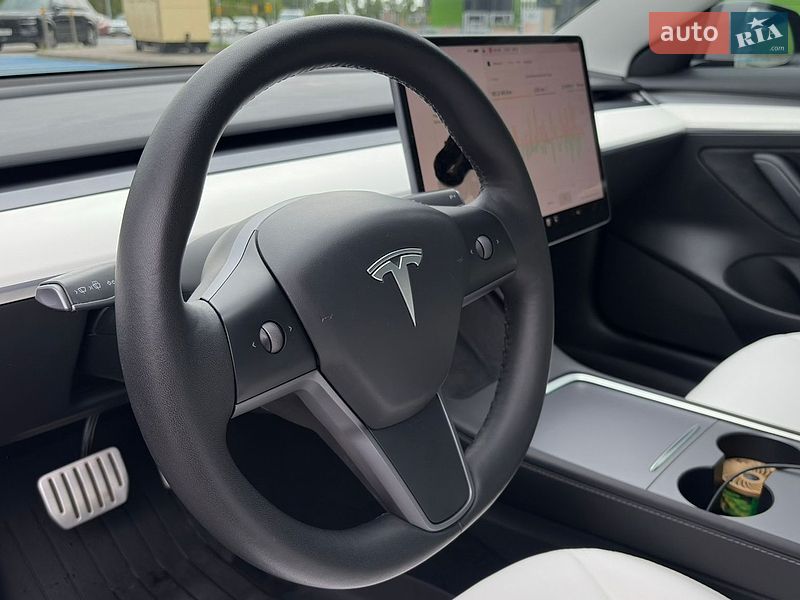 Седан Tesla Model 3 2022 в Киеве