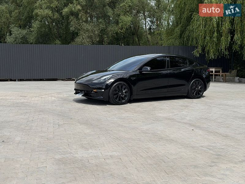 Седан Tesla Model 3 2023 в Ровно