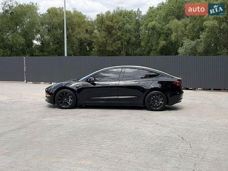 Седан Tesla Model 3 2023 в Ровно