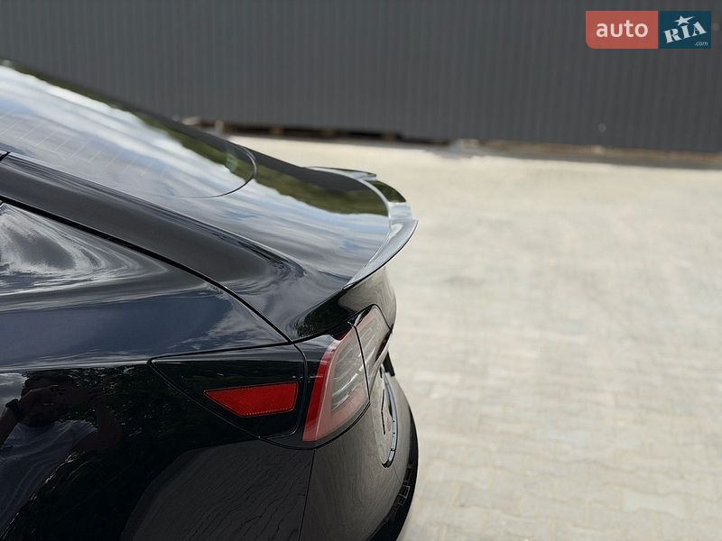 Седан Tesla Model 3 2023 в Ровно