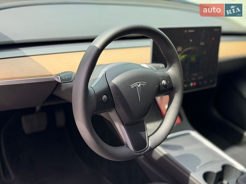 Седан Tesla Model 3 2023 в Ровно