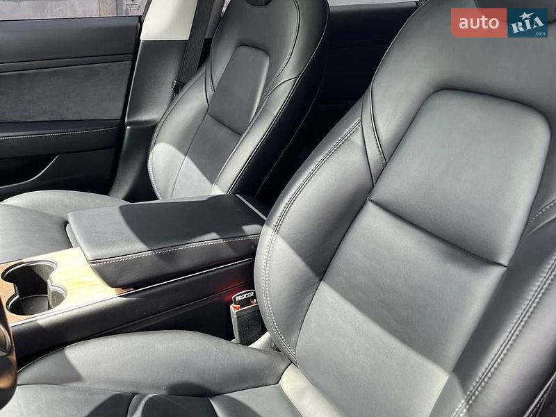 Седан Tesla Model 3 2020 в Коростене