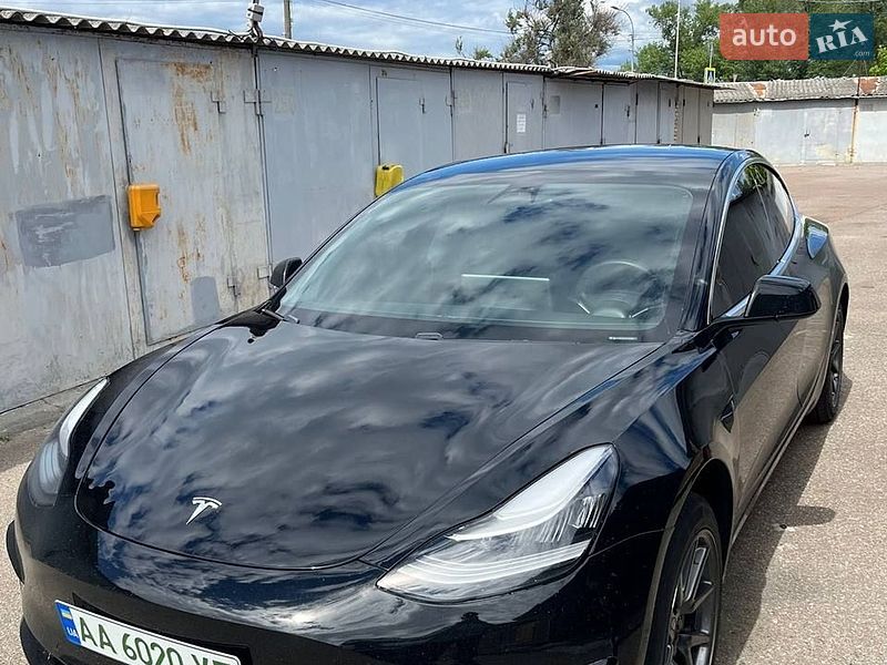 Седан Tesla Model 3 2020 в Коростене