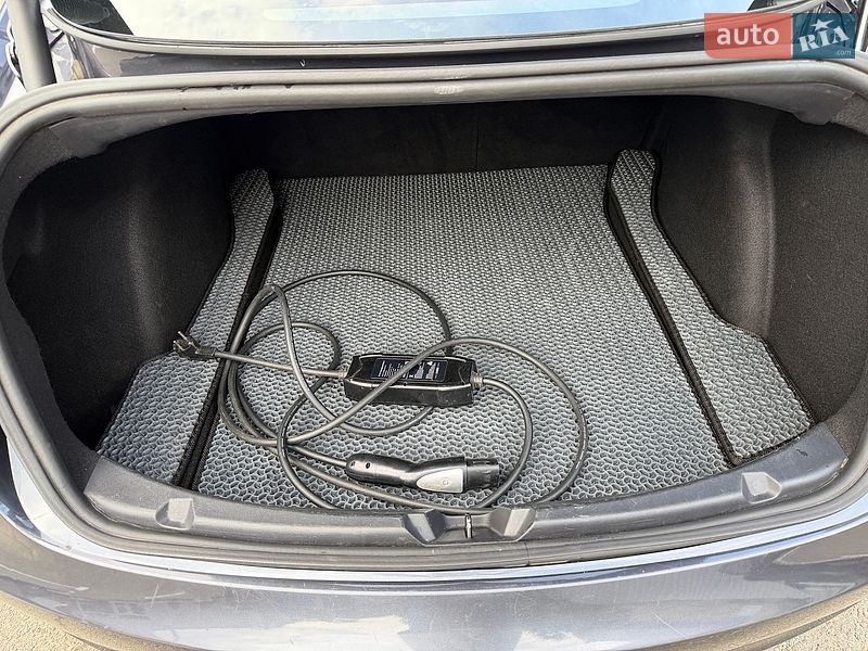 Седан Tesla Model 3 2021 в Киеве