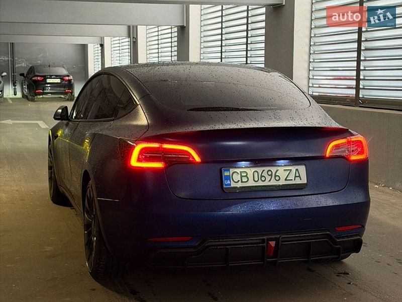 Седан Tesla Model 3 2022 в Чернигове