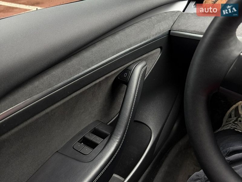 Седан Tesla Model 3 2022 в Чернигове