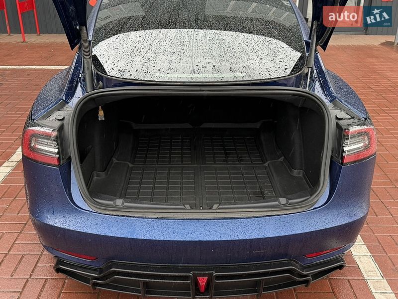 Седан Tesla Model 3 2022 в Чернигове