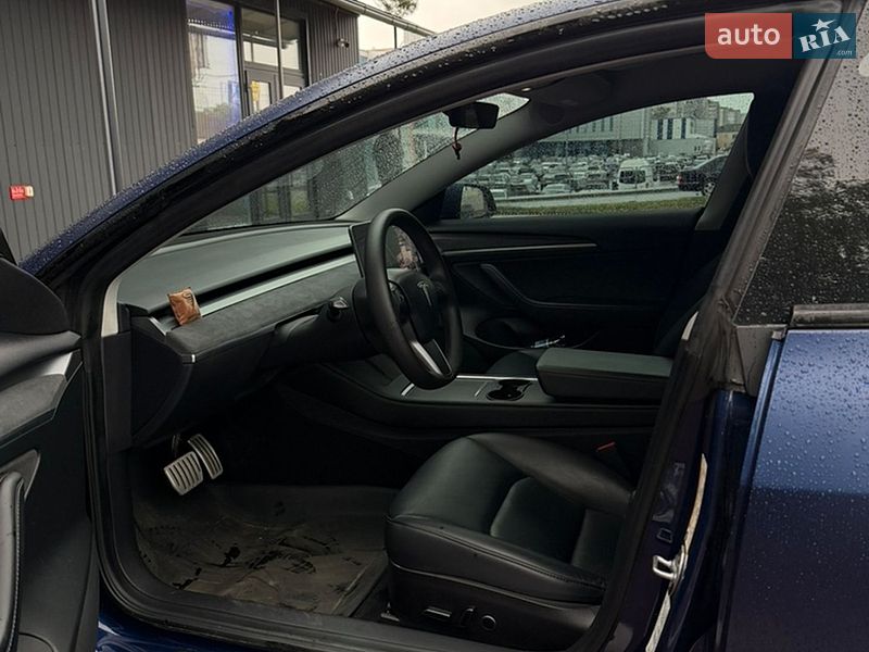 Седан Tesla Model 3 2022 в Чернигове