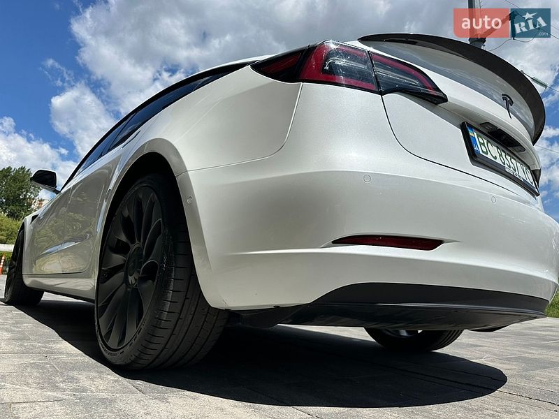 Седан Tesla Model 3 2021 в Львове