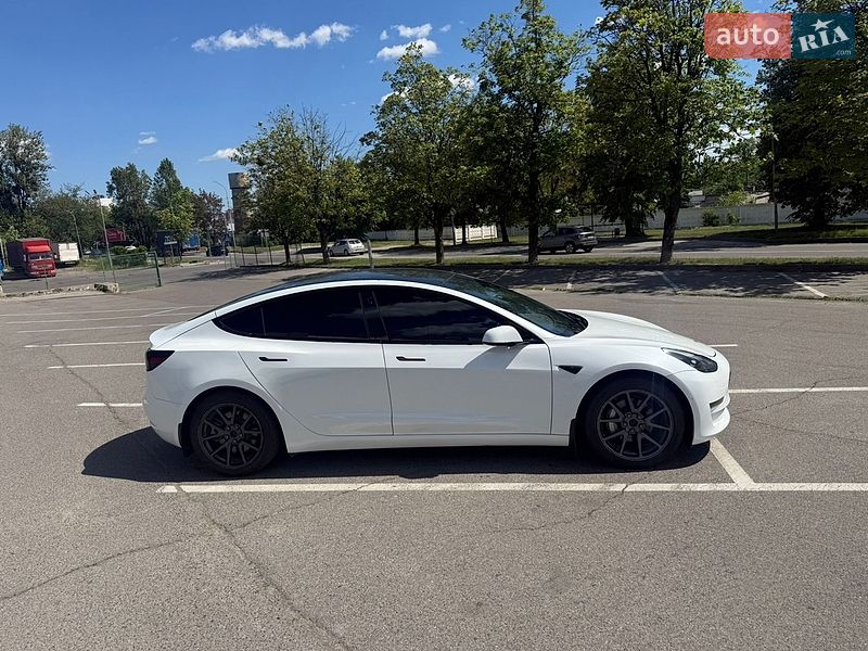 Седан Tesla Model 3 2021 в Львові