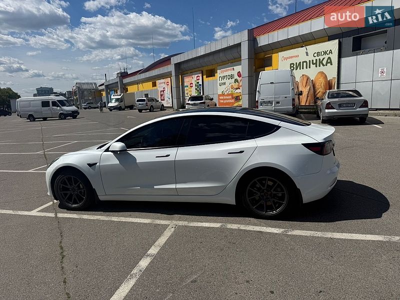 Седан Tesla Model 3 2021 в Львові