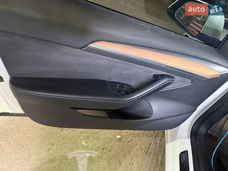 Седан Tesla Model 3 2021 в Львові