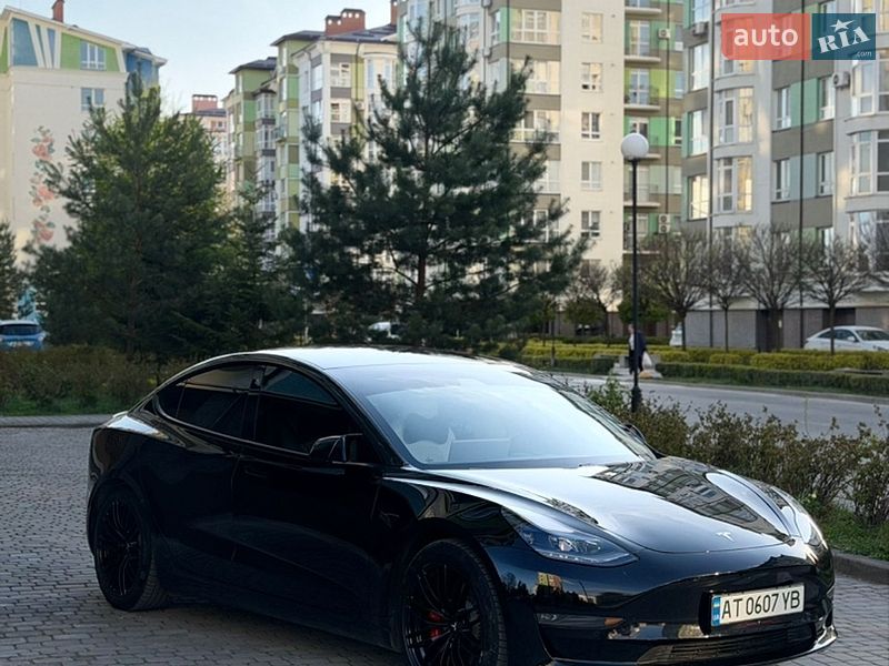 Седан Tesla Model 3 2021 в Івано-Франківську