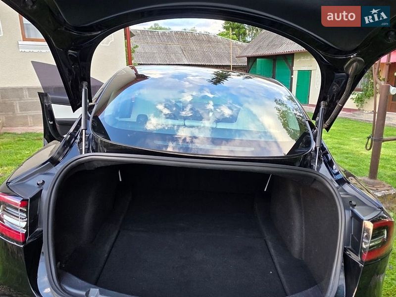 Седан Tesla Model 3 2019 в Тернополі