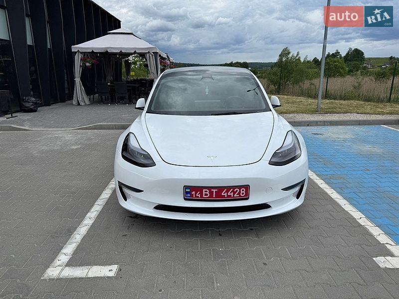 Седан Tesla Model 3 2023 в Долині