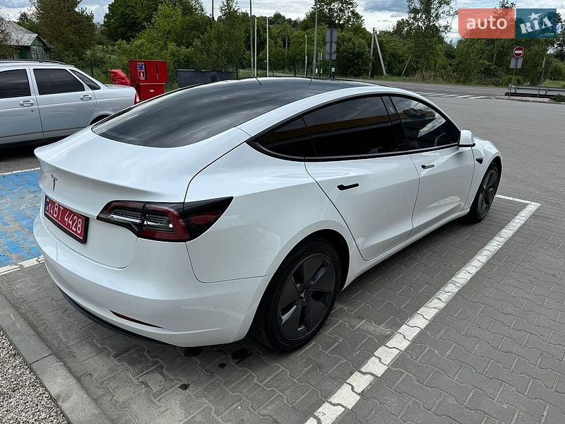 Седан Tesla Model 3 2023 в Долині