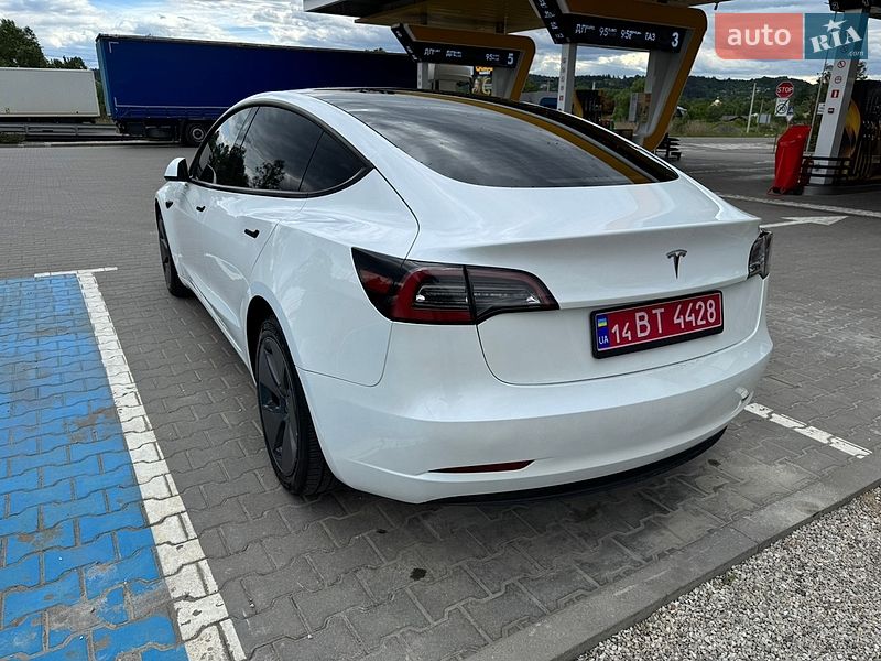 Седан Tesla Model 3 2023 в Долині
