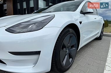 Седан Tesla Model 3 2023 в Долині