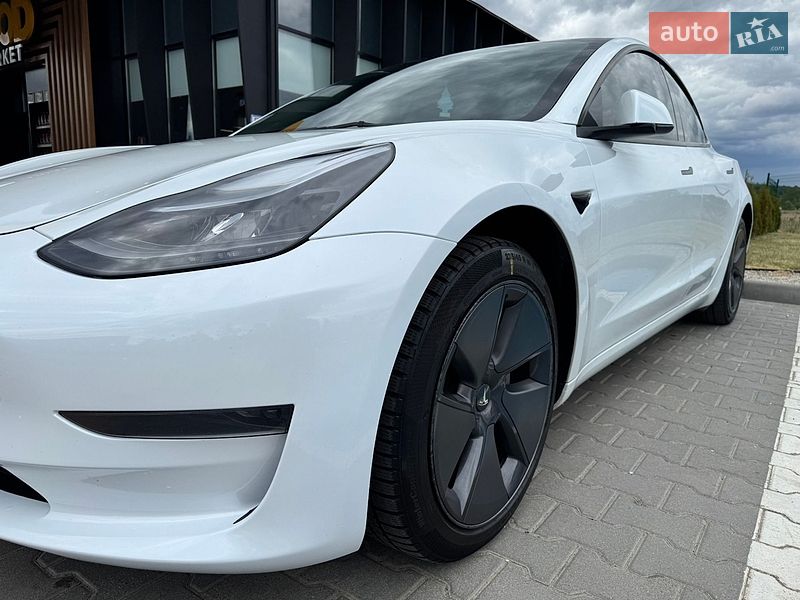 Седан Tesla Model 3 2023 в Долині