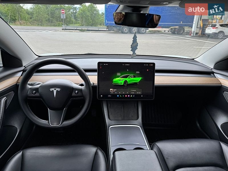Седан Tesla Model 3 2023 в Долині