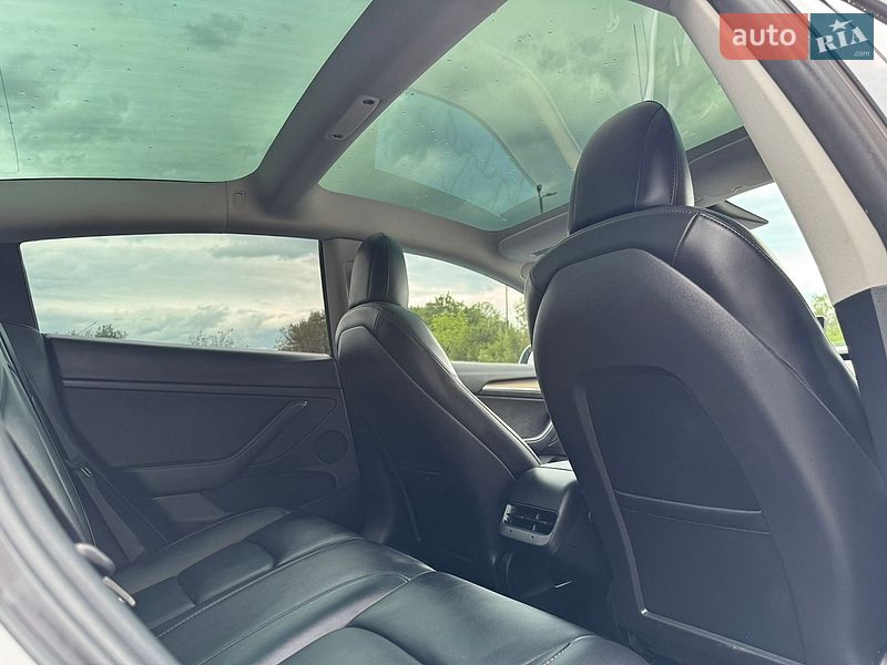 Седан Tesla Model 3 2023 в Долині