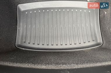 Седан Tesla Model 3 2023 в Долині