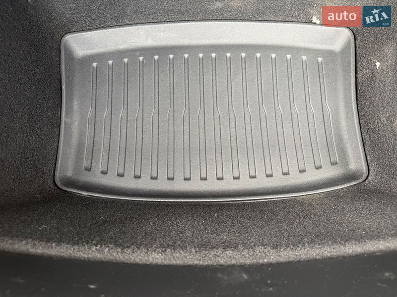 Седан Tesla Model 3 2023 в Долині