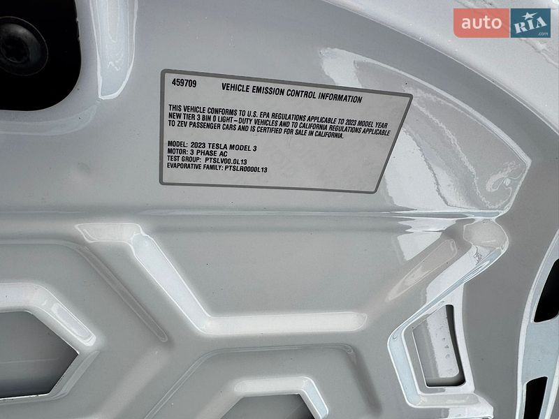 Седан Tesla Model 3 2023 в Долині