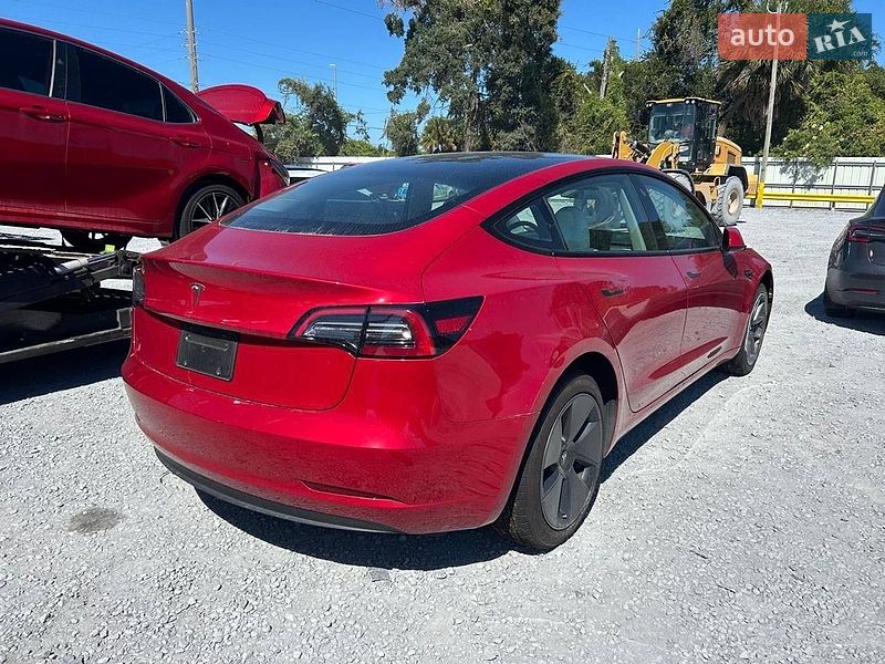 Седан Tesla Model 3 2023 в Черновцах
