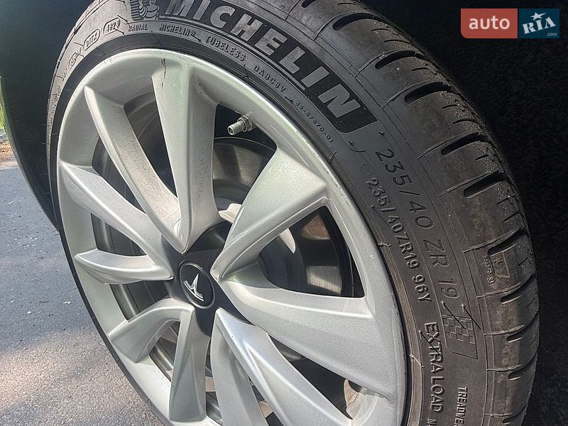 Седан Tesla Model 3 2020 в Києві