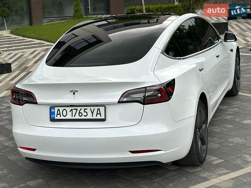 Седан Tesla Model 3 2019 в Ужгороде