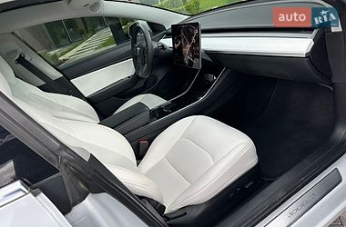 Седан Tesla Model 3 2019 в Ужгороде