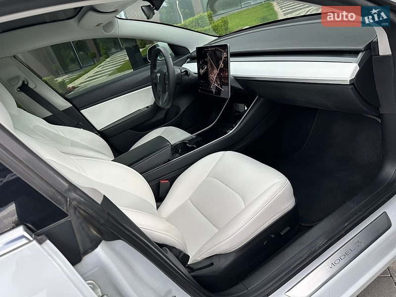 Седан Tesla Model 3 2019 в Ужгороде