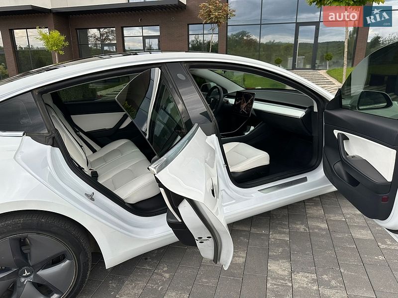 Седан Tesla Model 3 2019 в Ужгороде