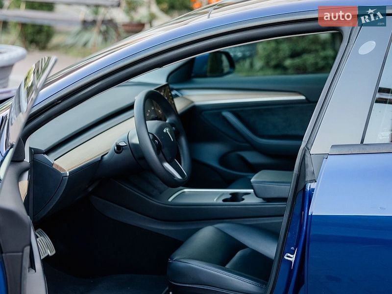 Седан Tesla Model 3 2021 в Стрию