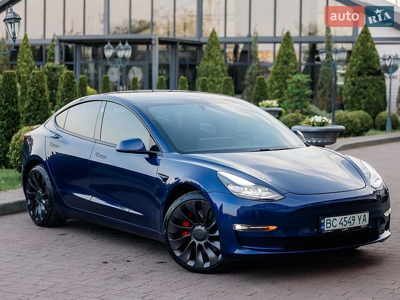Седан Tesla Model 3 2021 в Стрию