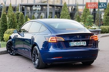 Седан Tesla Model 3 2021 в Стрию