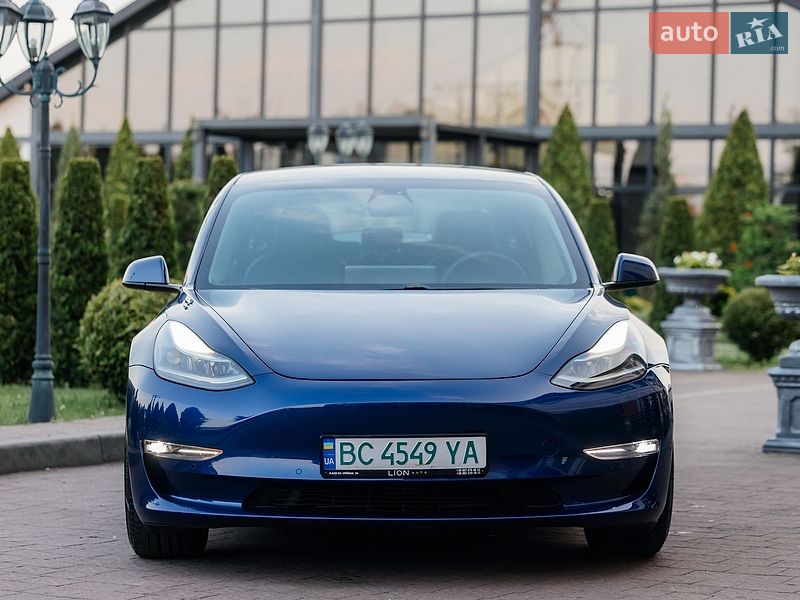 Седан Tesla Model 3 2021 в Стрию