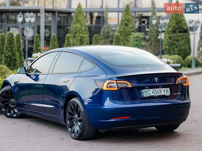 Седан Tesla Model 3 2021 в Стрию