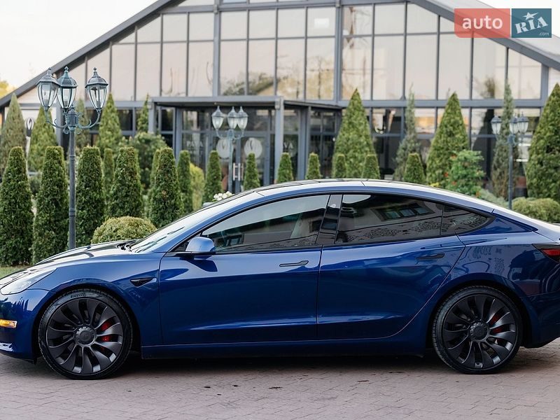Седан Tesla Model 3 2021 в Стрию