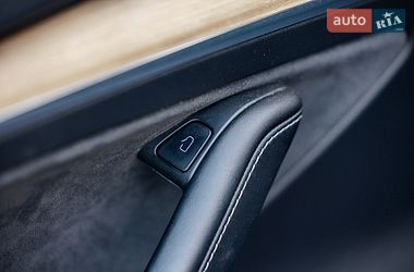 Седан Tesla Model 3 2021 в Стрию