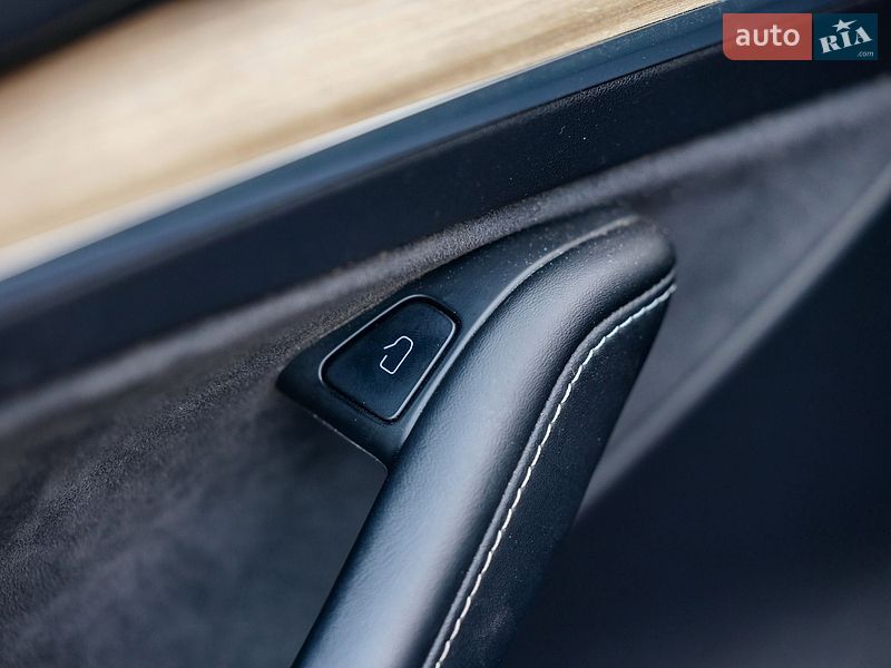 Седан Tesla Model 3 2021 в Стрию
