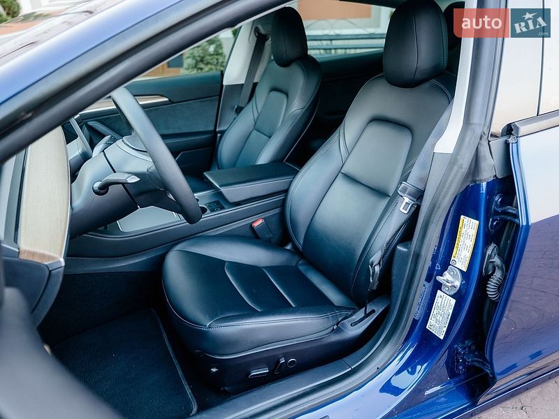 Седан Tesla Model 3 2021 в Стрию