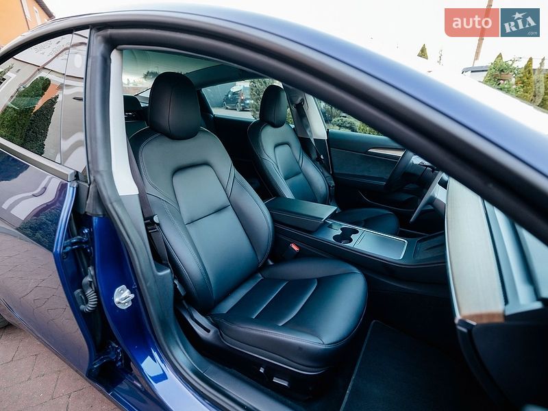 Седан Tesla Model 3 2021 в Стрию