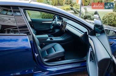Седан Tesla Model 3 2021 в Стрию