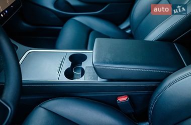 Седан Tesla Model 3 2021 в Стрию