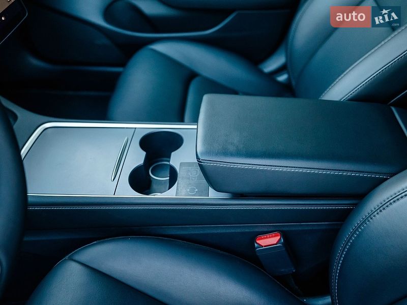 Седан Tesla Model 3 2021 в Стрию
