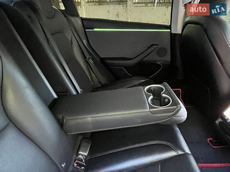Седан Tesla Model 3 2023 в Виннице